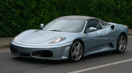 I think its a Ferrari F430 with removable hardtop