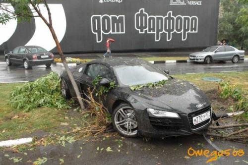 Audi R8 destroyed